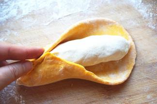 南瓜面团，擀成片，白面团搓成条，南瓜面片包在白面外面，捏紧搓圆。