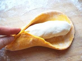 南瓜面团，擀成片，白面团搓成条，南瓜面片包在白面外面，捏紧搓圆。