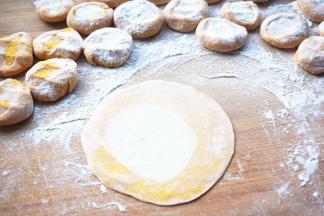 每个剂子按扁，擀成片。