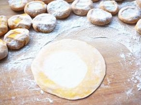 每个剂子按扁，擀成片。