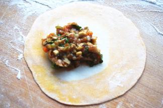 取适量馅料放在面片靠一端的位置。