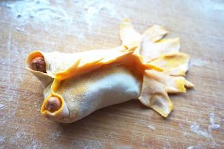 尾部和背鳍剪出纹路，并擀薄，更形象一些。用花生来做鱼眼。