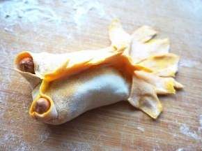 尾部和背鳍剪出纹路，并擀薄，更形象一些。用花生来做鱼眼。