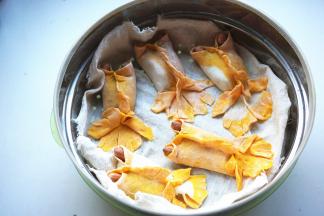 做好的蒸饺放进蒸宝里。