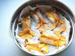 做好的蒸饺放进蒸宝里。