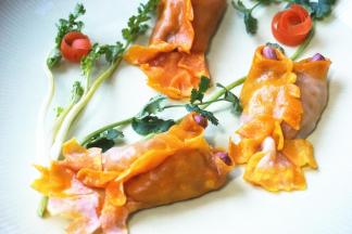 用香菜做水草，胡萝卜皮花朵装饰一下，好看好吃的金鱼蒸饺就完成了。