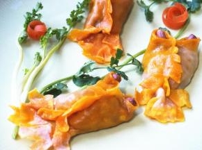 用香菜做水草，胡萝卜皮花朵装饰一下，好看好吃的金鱼蒸饺就完成了。