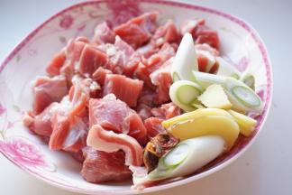 羊肉切成块，葱姜切片，蒜拍扁，八角准备一个。