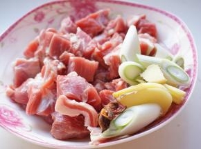 羊肉切成块，葱姜切片，蒜拍扁，八角准备一个。