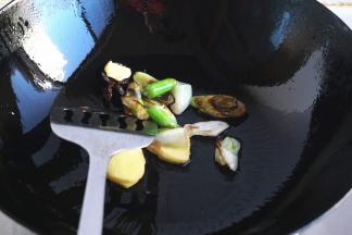炒锅加入油烧热，放入葱姜蒜和八角爆香。