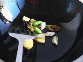 炒锅加入油烧热，放入葱姜蒜和八角爆香。