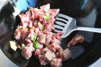 加入羊肉块翻炒一下。