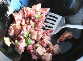 加入羊肉块翻炒一下。