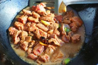 加入老抽翻炒一下，再加入适量水。