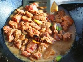 加入老抽翻炒一下，再加入适量水。