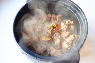羊肉和汤一起移入砂锅内。