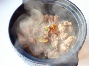 羊肉和汤一起移入砂锅内。