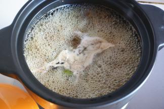 再加水一些热水，大火烧开撇去浮沫，改改转小火炖30分钟。