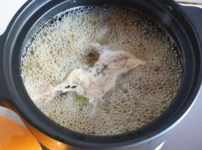 再加水一些热水，大火烧开撇去浮沫，改改转小火炖30分钟。