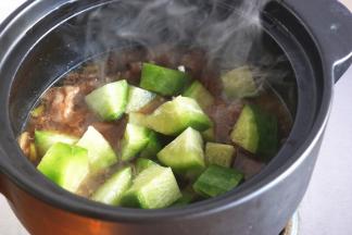 加入青萝卜块，继续炖20分钟。