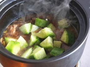 加入青萝卜块，继续炖20分钟。