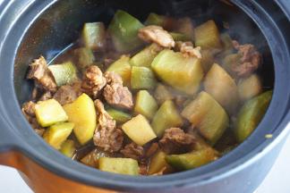 再加适量盐，大火收汁即可。