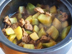 再加适量盐，大火收汁即可。