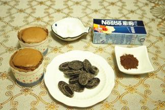 准备好材料。晚上灯光下好诡异的颜色，黄···