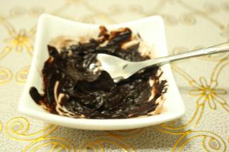 可可粉加少许热水，混合成可可酱。