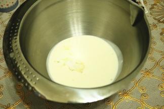 淡奶油加糖，打发到6分发。还可以勉强流动的状态。