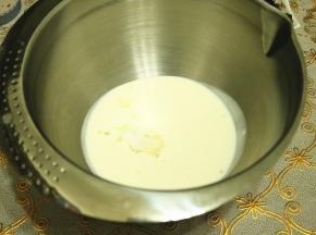 淡奶油加糖，打发到6分发。还可以勉强流动的状态。