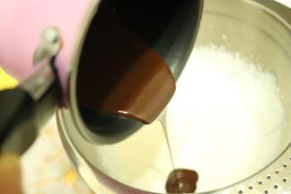 巧克力隔50左右的温水慢慢融化，加入到打发到6成发的奶油里。