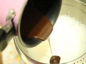 巧克力隔50左右的温水慢慢融化，加入到打发到6成发的奶油里。