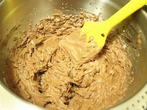 把剩余的巧克力奶油霜再加入刚才混合的可可粉再打发一下，完全混合均匀。