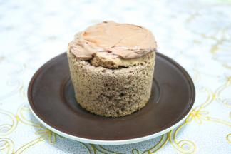 杯子蛋糕去掉纸杯，在顶部先抹一些奶油霜。