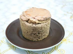 杯子蛋糕去掉纸杯，在顶部先抹一些奶油霜。