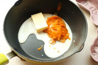 黄油，南瓜泥，牛奶和20克白糖放入不沾锅。