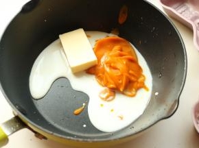 黄油，南瓜泥，牛奶和20克白糖放入不沾锅。
