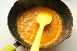 煮开后关火，利用余温把黄油融化，搅拌均匀。