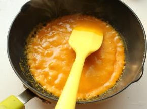 煮开后关火，利用余温把黄油融化，搅拌均匀。