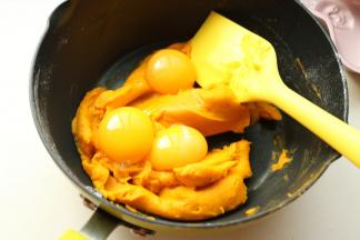 蛋黄蛋白分离，蛋黄加入南瓜面糊内。