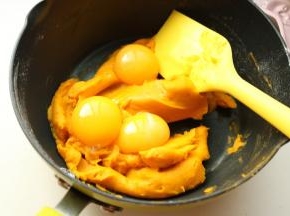 蛋黄蛋白分离，蛋黄加入南瓜面糊内。