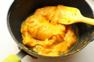 继续翻拌均匀。