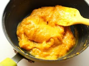 继续翻拌均匀。