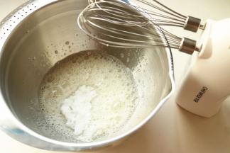 蛋白加入几滴柠檬汁和一点点盐，打发到粗泡后，一次性加入剩下的白糖。