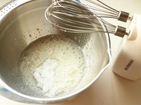 蛋白加入几滴柠檬汁和一点点盐，打发到粗泡后，一次性加入剩下的白糖。