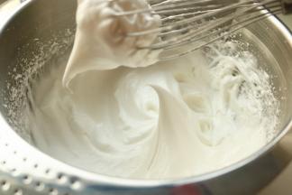 继续打发至出现小弯钩状态，就是平时说的湿性发泡。