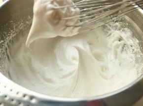 继续打发至出现小弯钩状态，就是平时说的湿性发泡。