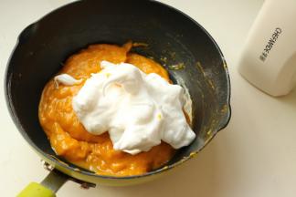 挖三分之一蛋白到蛋黄南瓜糊里。