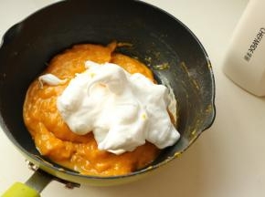 挖三分之一蛋白到蛋黄南瓜糊里。